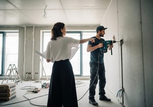 Дизайнер интерьера выполняет авторский надзор за ремонтом квартиры