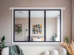 Окно между спальней и гостиной в интерьере от студии ОПА!