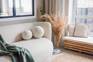 Диван и подушки на подоконнике в интерьере от студии ОПА!