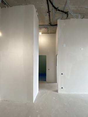 Высокие потолки, бетон и план на счастливую жизнь, фото интерьера